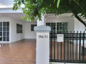 Minimal homey 4BR near Central Mall